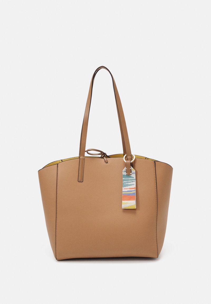 Tan læder tote taske med en glat overflade, dobbelte håndtag, en snøre lukning og et multicolor mærke hæftet foran.