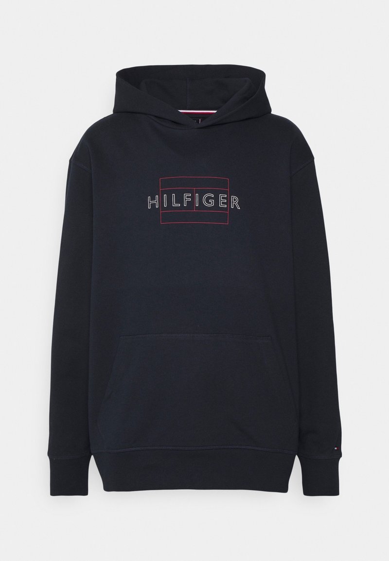 Sudadera azul marino hecha de un tejido suave con un bolsillo frontal, que presenta un logo rectangular de "HILFIGER" en bordado rojo y blanco en el pecho.