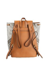 Mochila de cuero marrón con una tela texturizada de patrón blanco y gris. Cuenta con correas ajustables y acentos de hardware dorado.