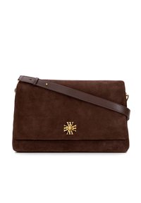 Brązowa zamszowa torebka na ramię z magnetycznym klapkiem, złotą metalową ozdobą, akcentem z logo oraz odpinanym skórzanym paskiem. Gładka faktura.