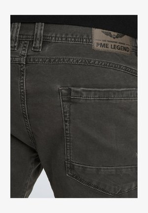 Pantaloni cargo grigio scuro con una finitura testurizzata, dotati di una tasca sul retro e un'etichetta in pelle con il marchio sulla vita.