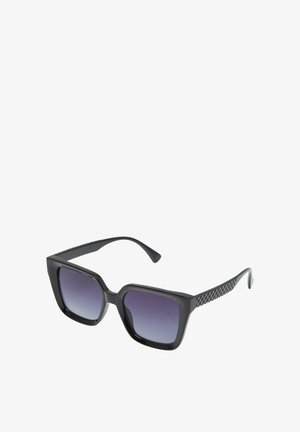 Gafas de sol cuadradas negras con lentes morados degradados, marco de plástico grueso y acentos laterales texturizados. Diseño elegante con lentes anchos.