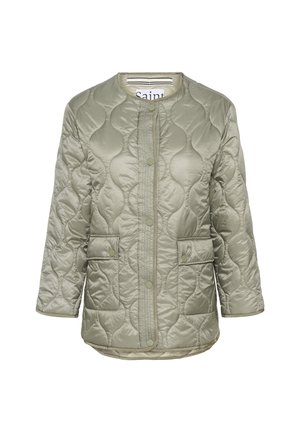 Pledota olīvzaļā jaka ar noapaļotu apkakli, spiedpogu aizdari un divām priekšējām kabatām, ar spīdīgu, gludu tekstūru un viegli viļņotu rakstu.