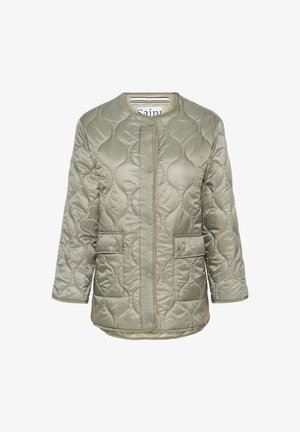 Prešívaná olivovo zelená bunda s okrúhlym golierom, patentnými gombíkmi a dvoma prednými vreckami, s lesklou, hladkou textúrou a jemným vlnitým vzorom.