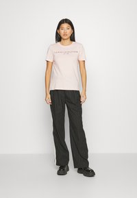 Tommy Hilfiger REGULAR FIT - T-shirt con stampa - whimsy pink