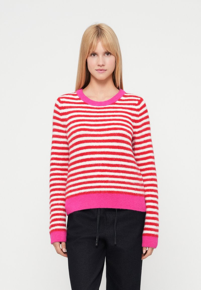 Pull rayé avec des rayures horizontales rouges et blanches, un col et un ourlet côtelés roses, une texture douce et une coupe décontractée.