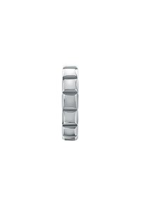 Anello in argento con un design rettangolare arrotondato e una superficie liscia e lucida. L'anello presenta una serie di sezioni sollevate e piatte.