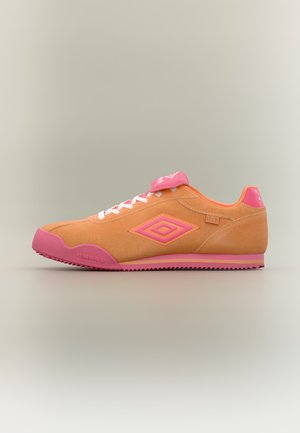 Παντόφλα σε πορτοκαλί και ροζ χρώμα με χαμηλή κορυφή, λευκά κορδόνια, λογότυπο διαμαντιού στο πλάι και υφή από καουτσούκ στη σόλα, σε ουδέτερο φόντο.