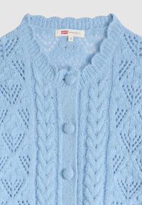 Cárdigan de punto azul claro con patrones de trenza y encaje, botones redondos forrados de tela y etiqueta Levi's en el cuello, talla pequeña.