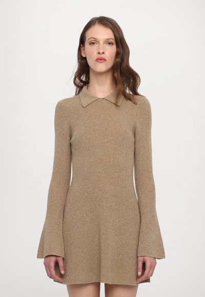 Robe en maille côtelée couleur brun clair, avec un col et des manches longues évasées, un corsage ajusté et un ourlet évasé.