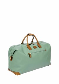 Borsa da viaggio verde in pelle con dettagli marroni, forma arrotondata, doppie maniglie superiori, dettagli in zip dorate e una tasca anteriore con zip.