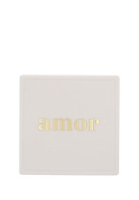 Piastrella quadrata di ceramica rosa chiaro con una superficie liscia, con la parola "amor" in lettere dorate al centro.