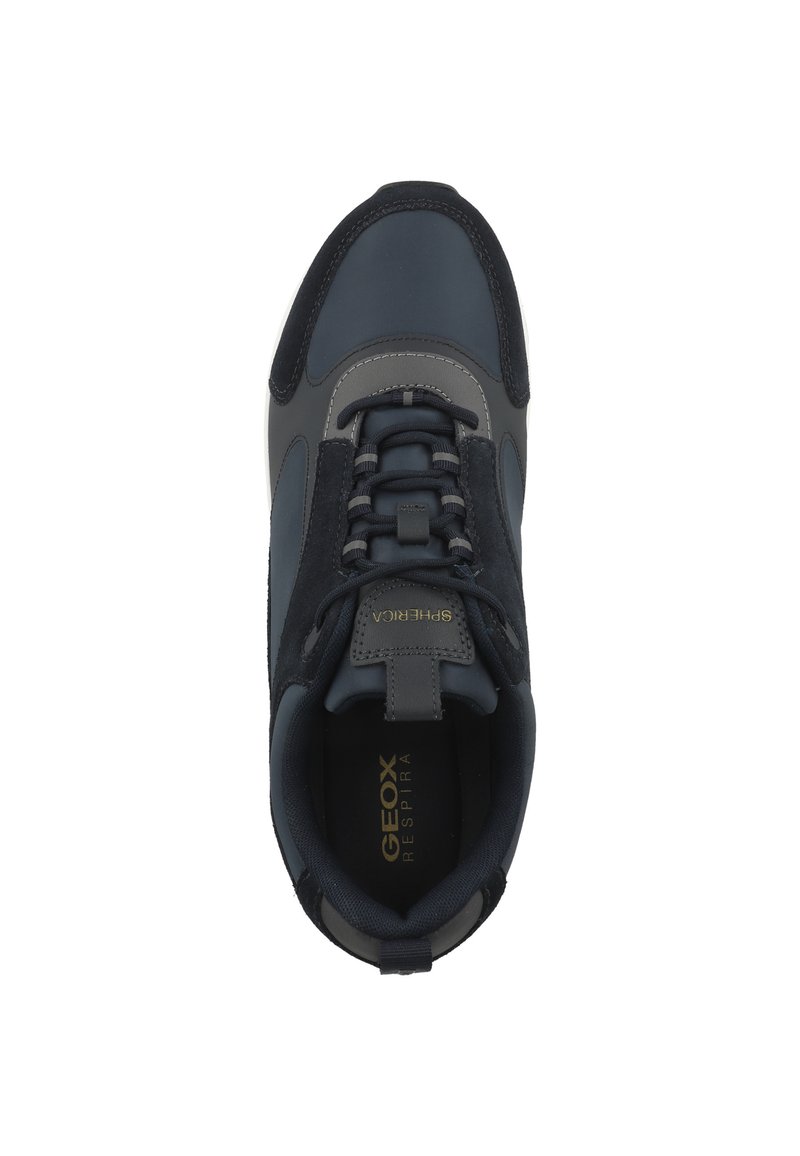 Dunkelblauer Sneaker mit Obermaterial aus Leder und Mesh, strukturierten grauen Akzenten, flachen Schnürsenkeln und Branding auf der Innensohle. Abgerundete Zehenform.