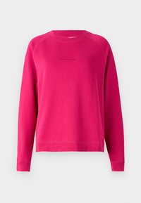 Fuksjowy sweter z rękawami raglanowymi, okrągłym dekoltem i małym czarnym logo marki na przodzie. Miękki materiał z mieszanki bawełny.