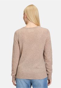 Jasnobrązowy, textured sweter z długimi rękawami i okrągłym dekoltem, z ribbowanym wykończeniem u dołu i na mankietach, widziany z tyłu.