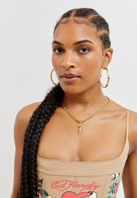 Ed Hardy DEATH BEFORE DISHONOR DAGGER PENDANT NECKLACE UNISEX - Náhrdelník - gold-colored