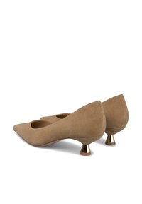 Beige suède hakken met spitse neuzen, uitgesneden zijkanten en goudkleurige kegelvormige hakken, met een gladde textuur en een eenvoudig ontwerp.