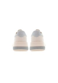 Ljust rosa sneakers med en texturerad, glittrig grå häl. Slätt material, rundad form, gummisula och subtil branding på sidan.