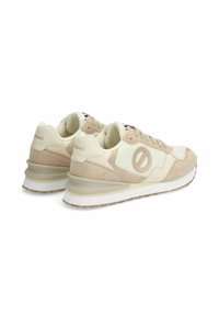 Sneaker beige e crema con un mix di materiali in suede e mesh, caratterizzati da forme arrotondate, dettagli con logo e una suola testurizzata.