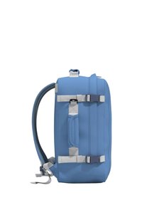 Zaino di tessuto blu con forma rettangolare, dotato di spallacci grigi, maniglia superiore e hardware di montaggio sul lato. Texture liscia.