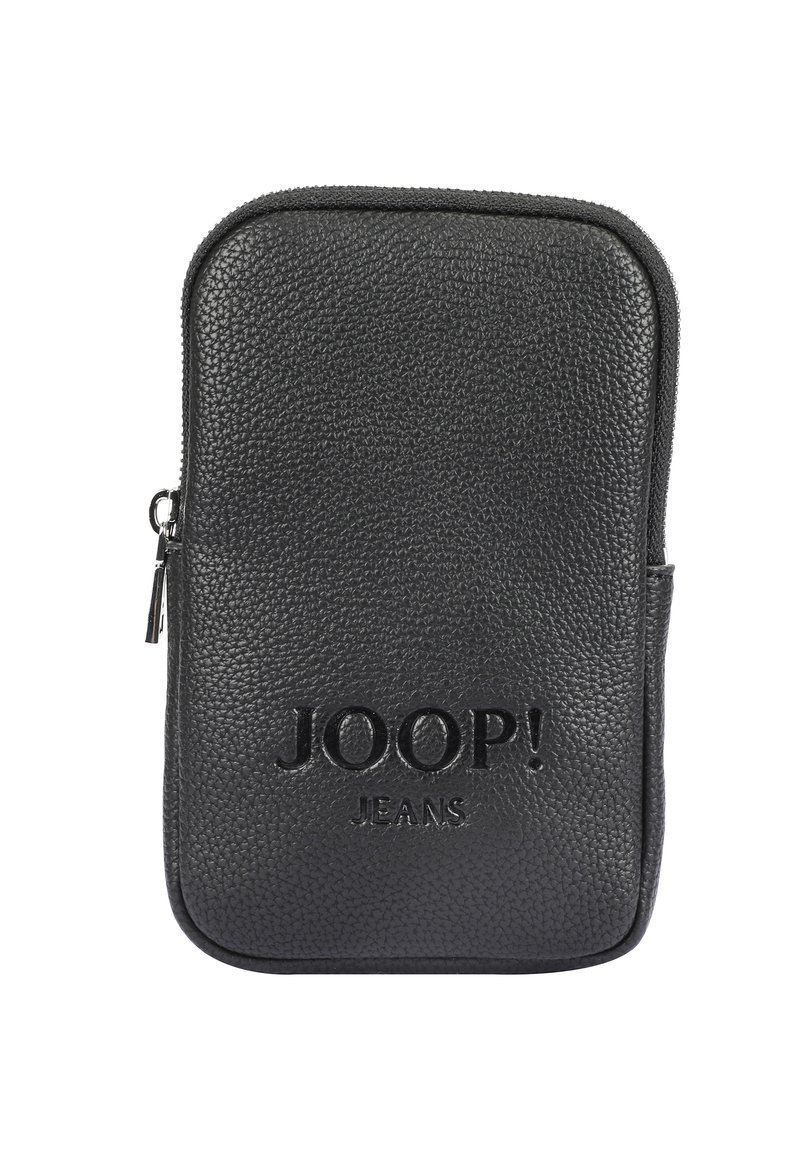 Črn usnjen etui z zadrgo, ki ima na sprednji strani odtisnjen logotip "JOOP! JEANS" in tanek, pravokoten dizajn.