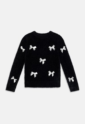 Sort fluffy sweater dekoreret med otte små hvide satinbuer spredt på fronten og ærmerne.