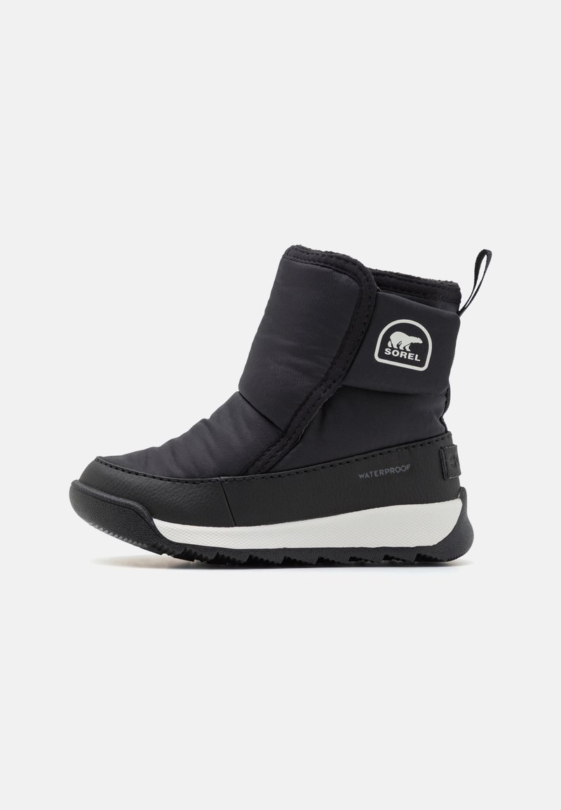 Černá voděodolná bota s polstrovaným svrškem, texturovanou gumovou podrážkou a bílým akcentem mezi podrážkou. Obsahuje detail loga a poutko.