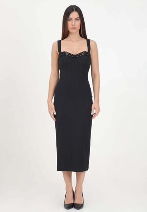 Abito midi nero con busto strutturato, spalline larghe e dettagli decorativi sul colletto. Tessuto liscio e aderente con cuciture visibili.