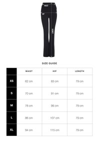 Zwarte rekbare broek met een aansluitend ontwerp. Inclusief taille-, heup- en lengtemetingen voor maten XS tot XL weergegeven in een tabelformat.