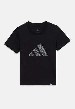 Čierne tričko s krátkym rukávom a okrúhlym výstrihom so stredovým logom Adidas v sivej leopardej potlači.