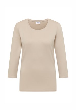 Top beige de manga larga para mujer con cuello redondo, dobladillo recto y tela suave, exhibido sobre un fondo blanco.