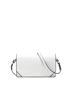 Weiße Leder-Schultertasche mit schwarzen Akzenten, rechteckiger Form, magnetischem Verschluss und abnehmbarem Riemen. Auf der Vorderseite ist ein geprägtes Logo zu sehen.