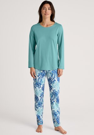 Langarm-Türkis Oberteil kombiniert mit hellblauen Hosen, die ein korallenähnliches blaues Muster aufweisen. Der Stoff wirkt weich und bequem.