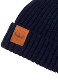 Granatowy prążkowany dzianinowy beanie z brązową skórzaną łatką z ilustracjami góry, drzew i niedźwiedzia.