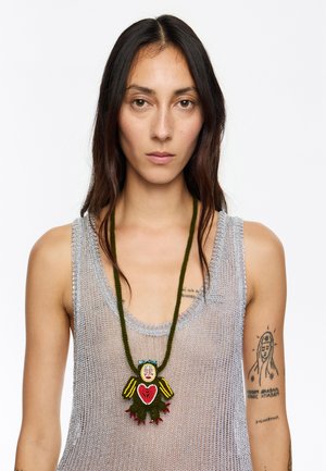 Collar de cuentas con un cordón verde, que presenta un colgante central adornado con un diseño colorido, que incluye acentos rojos, amarillos y azules.