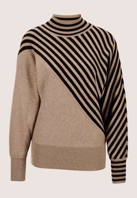 Beige Pullover mit hohem Kragen, der auf einer Seite diagonale schwarze Streifen und einfarbige beige Blöcke aufweist. Gerippte Bündchen und Saum. Weiche Textur.