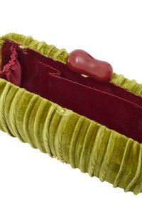 Grüner Samt-Clutch mit gerillter Textur, ausgestattet mit einem tiefbordeauxroten Innenfutter und einem runden roten Verschlussdetail. Inklusive kleinem Innenfach.