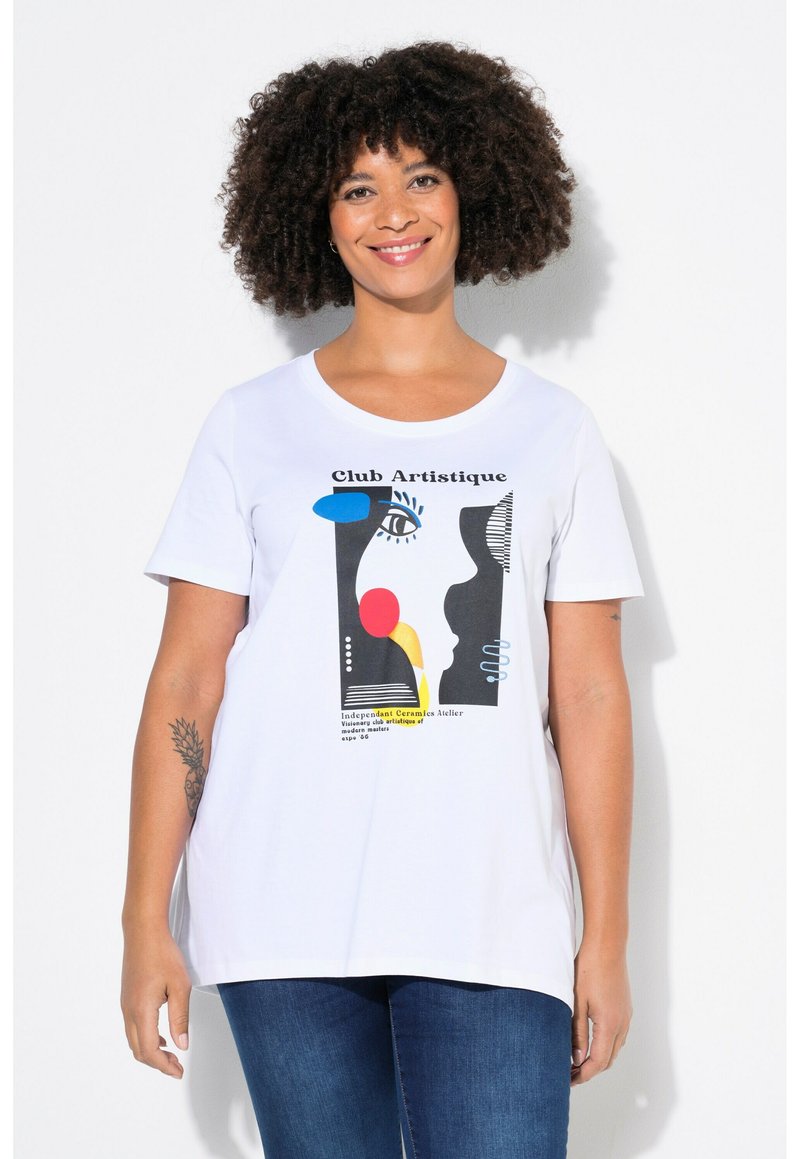 Camiseta blanca de manga corta con un estampado gráfico multicolor que presenta formas abstractas y texto. Cuello redondeado, corte holgado.