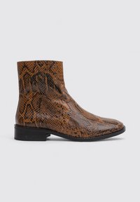 Botte cheville en imitation serpent brun avec une texture lisse, bout pointu et un petit talon noir. Présente un design élégant et des détails de couture minimaux.