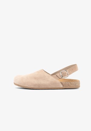 Beżowa sandały z zamszu z zakrytym noskiem, regulowanym paskiem na kostce, korkową wkładką i gumową podeszwą, widoczne z profilu na białym tle.