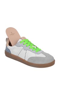 Sneaker mit einer Kombination aus grauem Wildleder, weißem Leder und hellblauen Akzenten. Grüne Schnürsenkel und eine braune Gummisohle runden das Design ab.