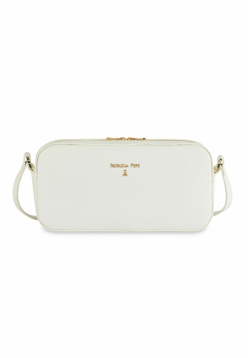 Borsa bianca in ecopelle dal formato rettangolare, con hardware dorato e logo impresso sul davanti. Dotata di tracolla removibile.