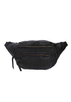 Črna usnjena torbica za pas z dvema sprednjima zadrgama, gladka tekstura, ukrivljena oblika in nastavljiv pas. Diskretni medeninasti detajli izboljšujejo oblikovanje.