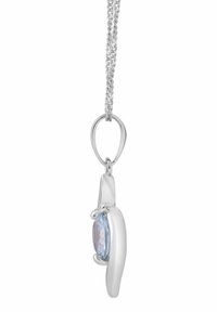 Srebrny wisiorek o gładkim, wydłużonym kształcie, z jasnoniebieskim owalnym kamieniem szlachetnym, zawieszony na delikatnym łańcuszku.