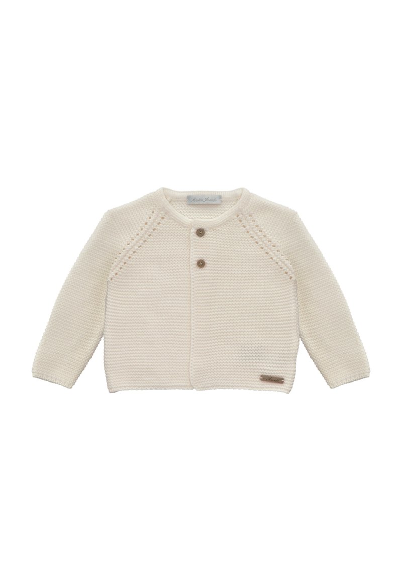 Cardigan de punto de color beige claro con mangas largas, cuello redondo, dos botones de madera y una pequeña etiqueta de marca en el lado inferior. Tejido texturizado.