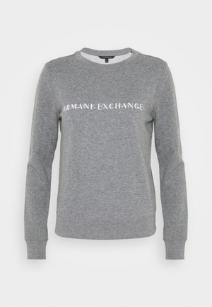 Szara bluza z długim rękawem i okrągłym dekoltem z białym napisem "ARMANI EXCHANGE" na piersi, z prążkowanymi mankietami i ściągaczem na dole.