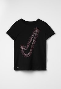 Camiseta negra de manga corta con un gran swoosh de Nike hecho de puntos blancos y rosas en el frontal, y pequeño texto blanco "DRI-FIT" cerca del dobladillo.