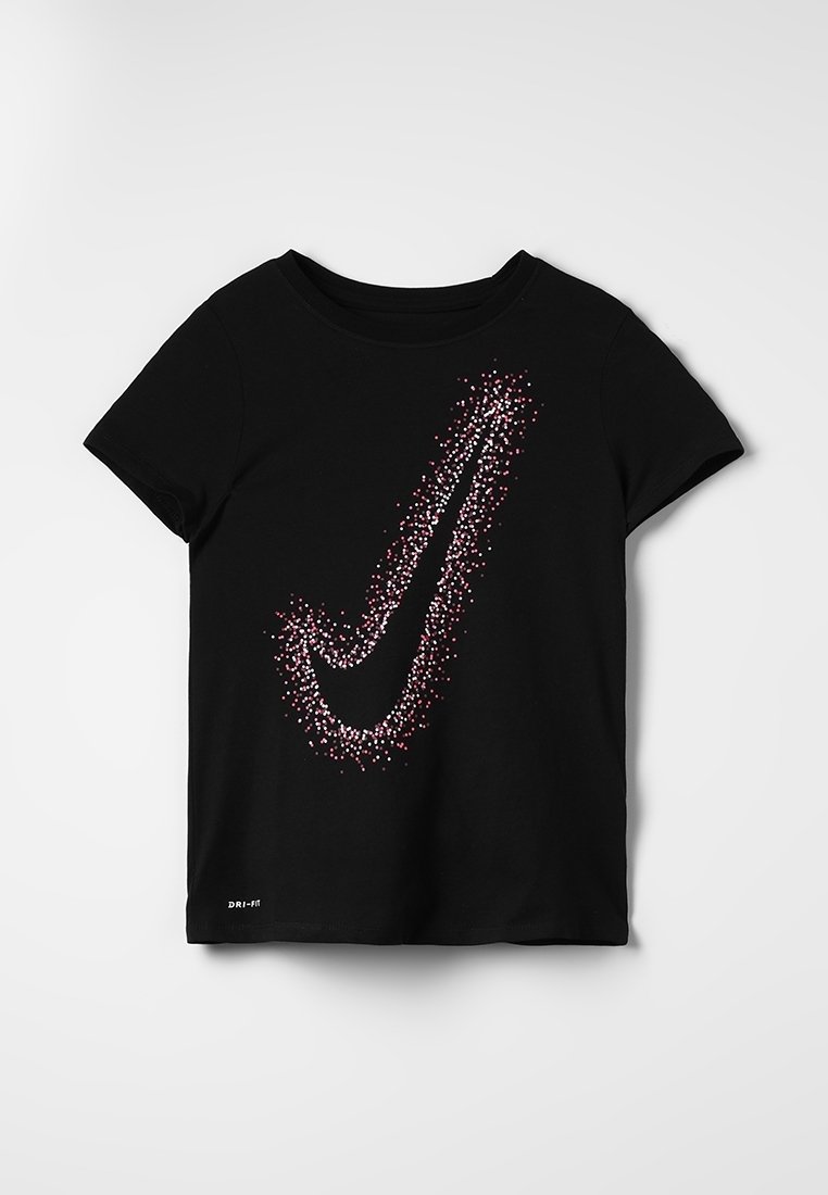 Camiseta negra de manga corta con un gran swoosh de Nike hecho de puntos blancos y rosas en el frontal, y pequeño texto blanco "DRI-FIT" cerca del dobladillo.