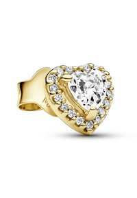 Zlatý prsteň v tvare srdca s veľkým priehľadným kryštálom v strede, obklopeným malými priehľadnými kameňmi pozdĺž okraja srdca. Hladký kovový pás.