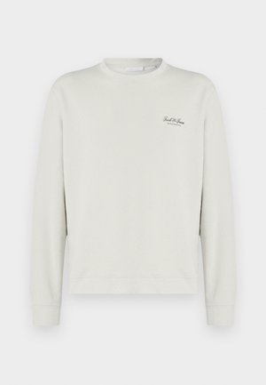 Hellgrauer Pullover aus weicher Baumwolle, mit Rundhalsausschnitt, langen Ärmeln und einem kleinen aufgestickten Logo auf der Brust.